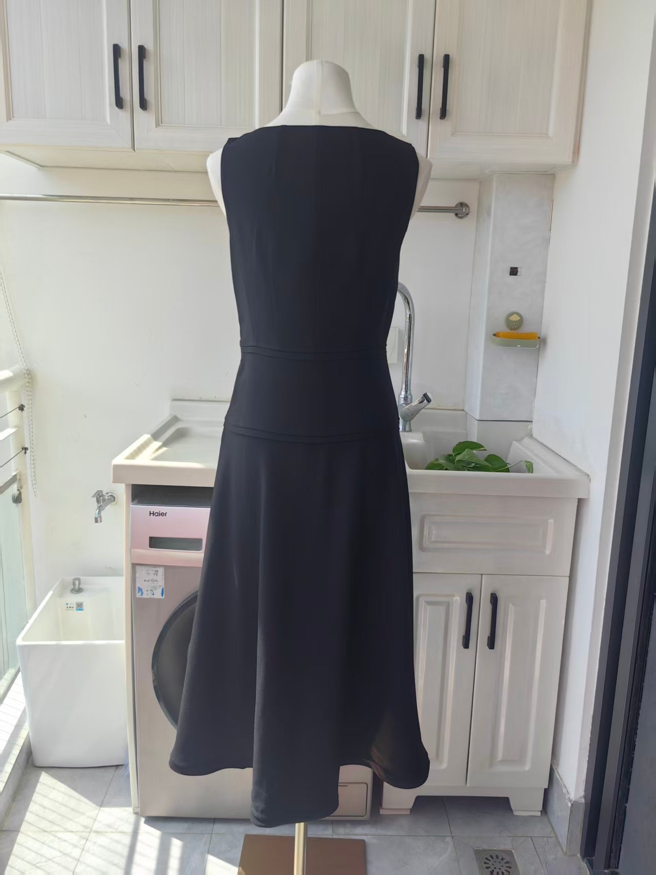 UJ Vivi sweetheart neckline viscose midi dress