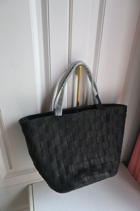 TR Sisal leather tote bag in black