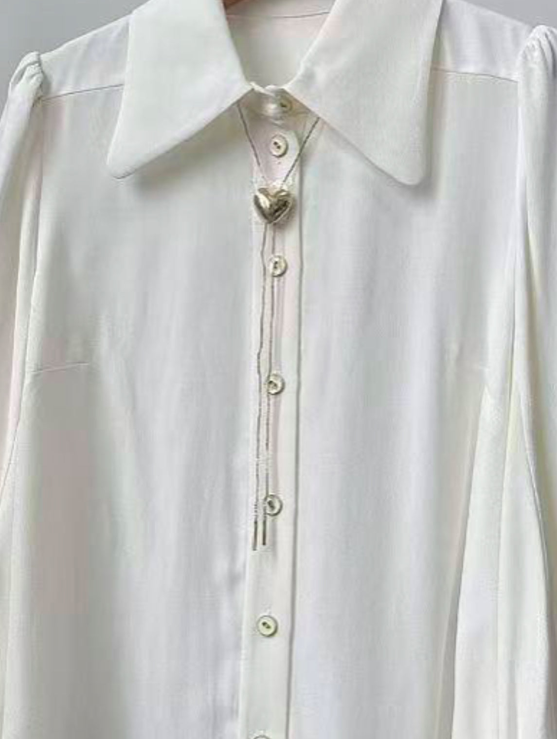 009ZM Collared blouse with heart pendant